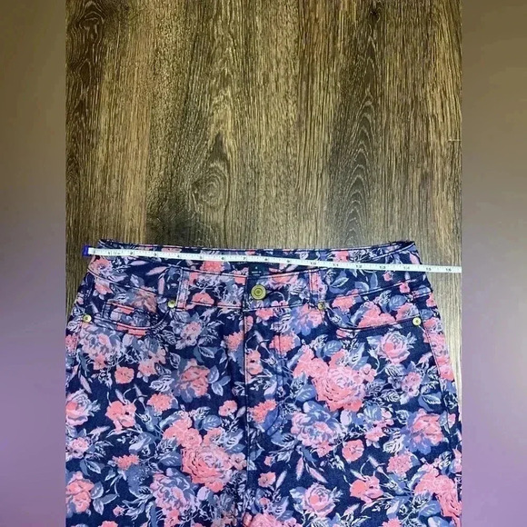 Isaac Mizrahi floral denim jeans size 4 - Picture 6 of 8